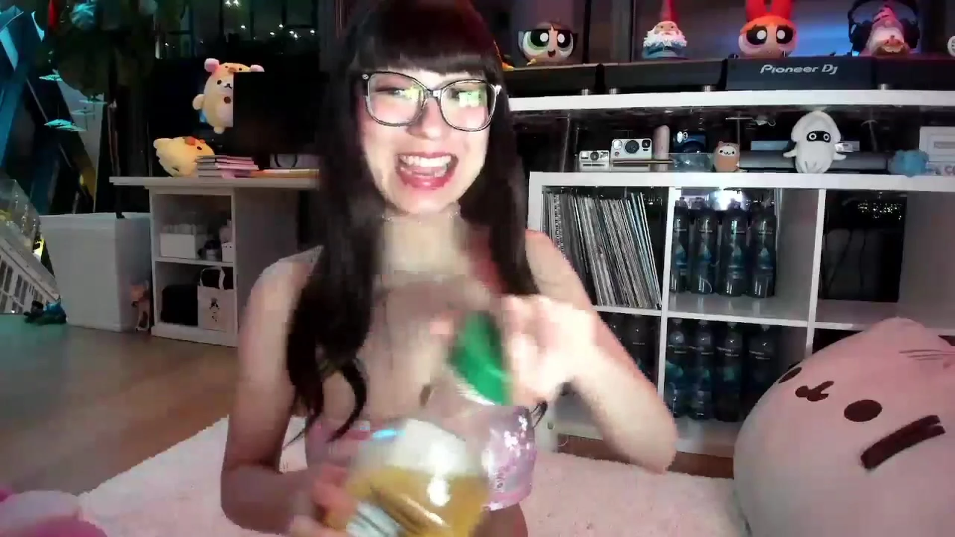 Delightfulhug slut livestreams her nude tits