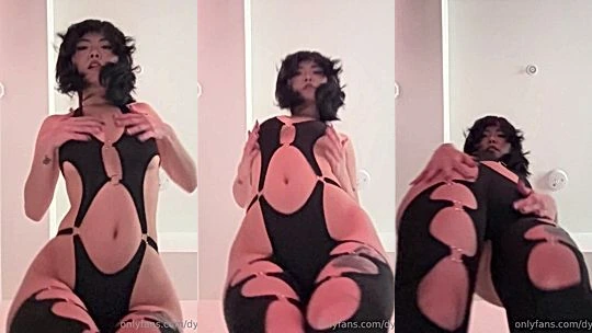 Sexy Japanese babe teases you from above Dystorra onlyfans