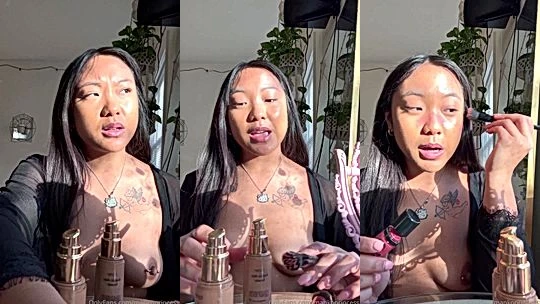 Mankoprincess whips her tits out for her fans