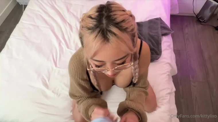 Kittylixo gets on the bed and sucks a cock