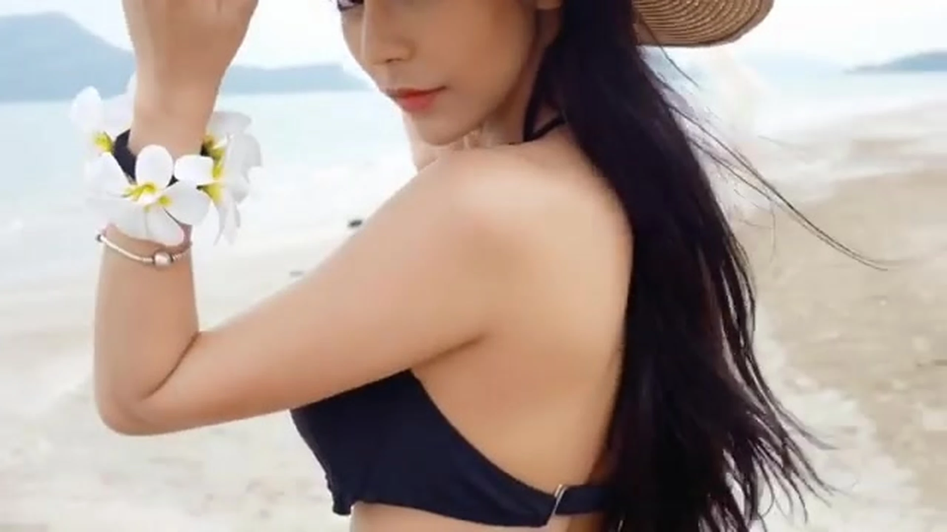 hot thai model Jiraporn Ngamthuan bikini teasing on the public beach