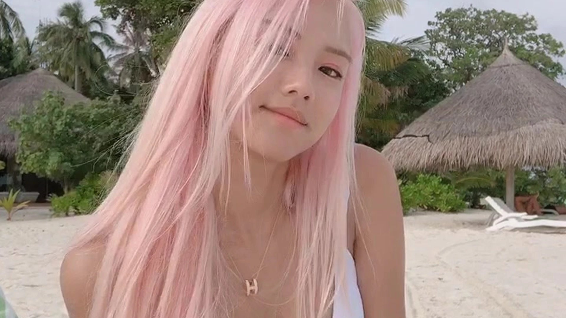 korean babe Vyvan Le bikini teasing on the public beach